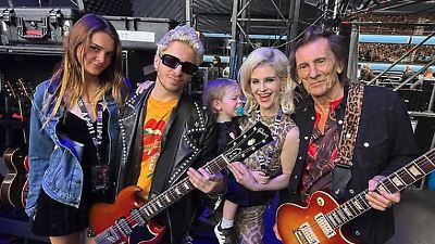 Kelly Osbourne y Sid Wilson sellan su amor con compromiso en emotivo concierto de despedida de Ozzy Osbourne