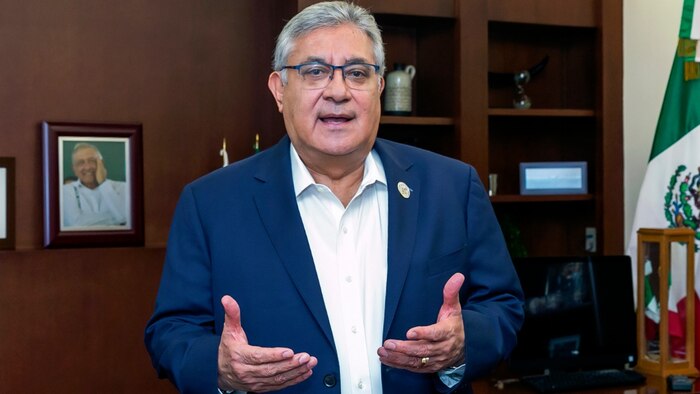 Líder del SNTE respalda ajustes a los libros de texto tras salida de Marx Arriaga