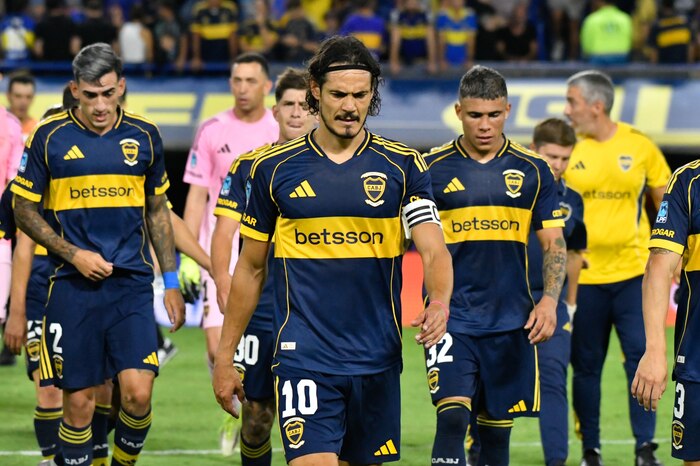 La Bombonera expresa su rechazo a Cavani y muestra respaldo a Riquelme durante clásico de Boca y Racing