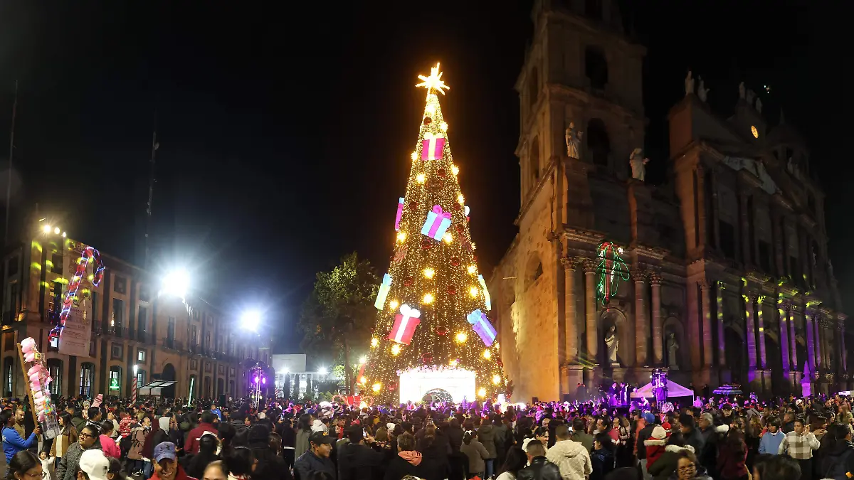 ¡La Navidad ilumina Toluca!: Descubre el impresionante árbol monumental de casi 30 metros
