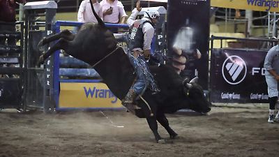La emoción del rodeo de ‘Cuernos Chuecos’ cautivó a miles en Toluca