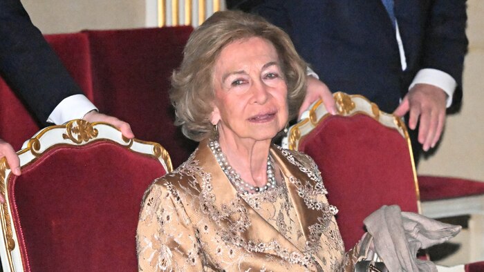 La reina Sofía retoma su agenda oficial en Bizkaia tras 53 días de duelo y visita el Banco de Alimentos de Basauri