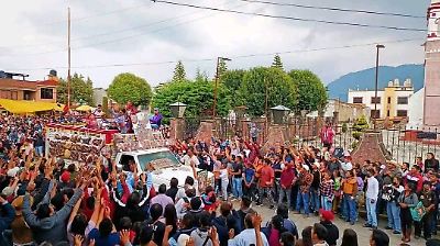 La tradición milenaria: en San Bartolomé Atlatlahuca llueve pan en homenaje a su santo patrón