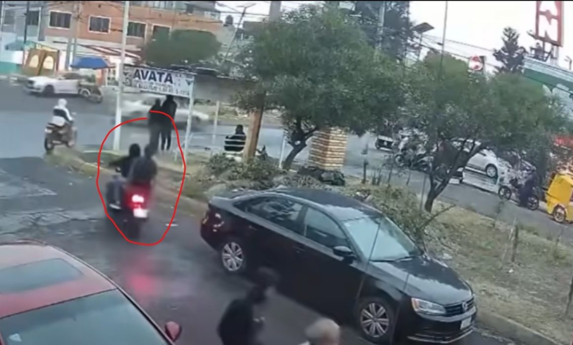 Ladrón inexperto choca el auto robado en Ecatepec y desata burlas en redes sociales