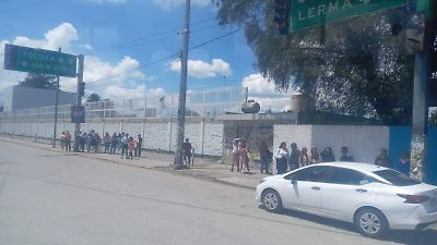 Largas esperas y dificultades en el transporte público durante día festivo en Toluca