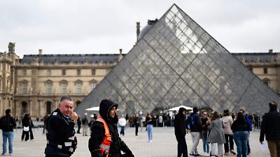 Las vulnerabilidades insólitas del Louvre que permitieron el robo de ocho joyas en París