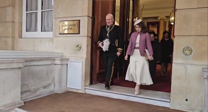 Laura Sarabia presenta cartas credenciales ante rey Carlos III y oficializa su puesto como embajadora en Reino Unido