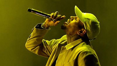 Liberan bajo fianza a Chris Brown, acusado de agresión en Reino Unido