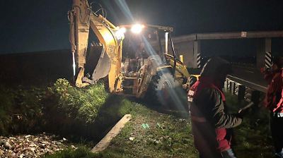 Limpian calles de Chapultepec tras lluvias y desbordamiento por basura