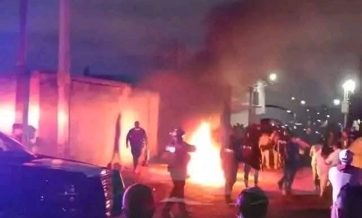 Linchan y queman vivo a presunto delincuente en Chalco; otro está grave