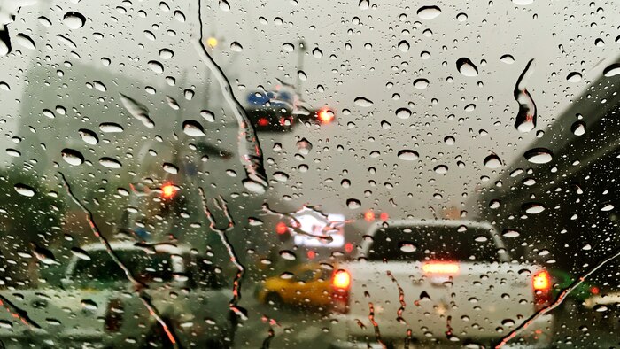 ¿Listo para vencer los peligros de conducir en lluvia? 4 consejos infalibles que debes conocer