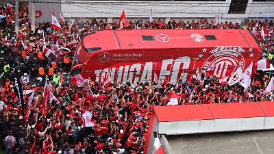 Llegan los equipos al estadio: la emoción se desborda