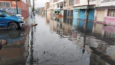 Llueve intensamente en Nezahualcóyotl y causa inundaciones y caos vial