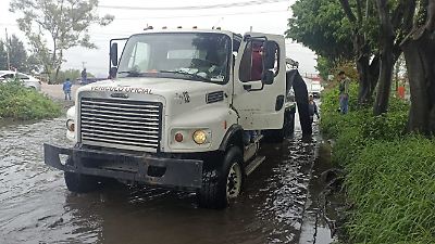 Lluvia, encharcamiento y camión averiado paralizan la Avenida Central en Ecatepec