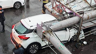 Lluvia y viento causan la caída de un espectacular en Tlalnepantla, sin heridos