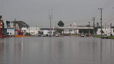 Lluvias causan inundaciones en la Central de Abasto de Toluca