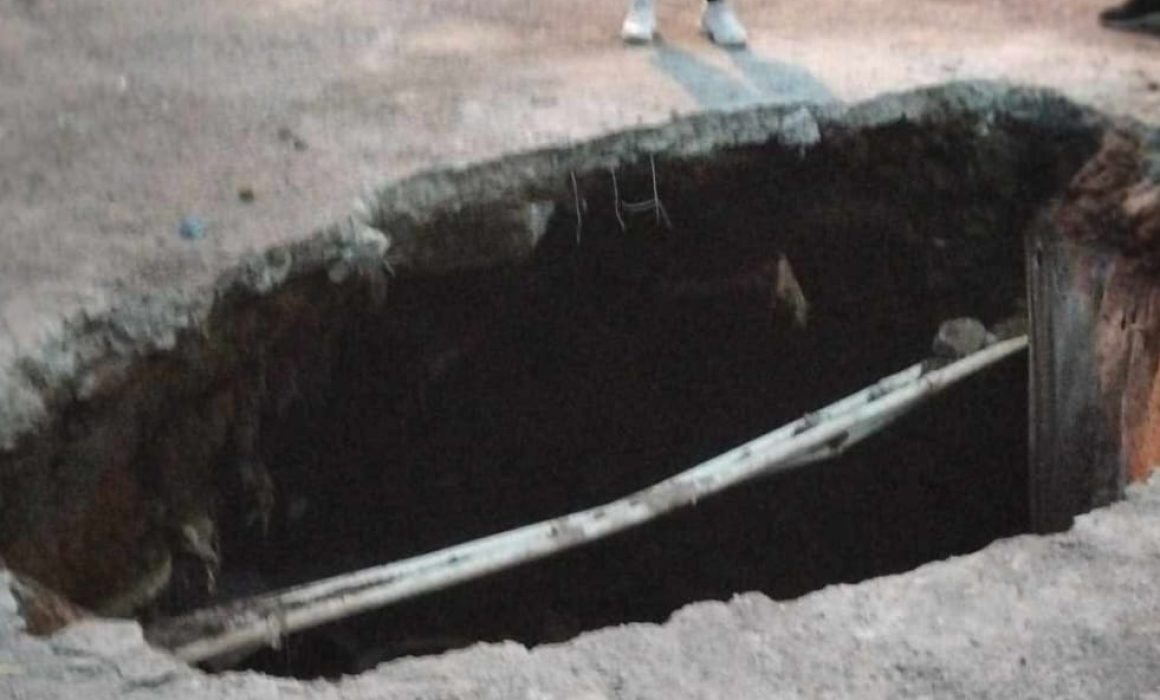 Lluvias causan socavón a pasos de la Universidad Tecnológica de Nezahualcóyotl y afectan a cientos de viviendas