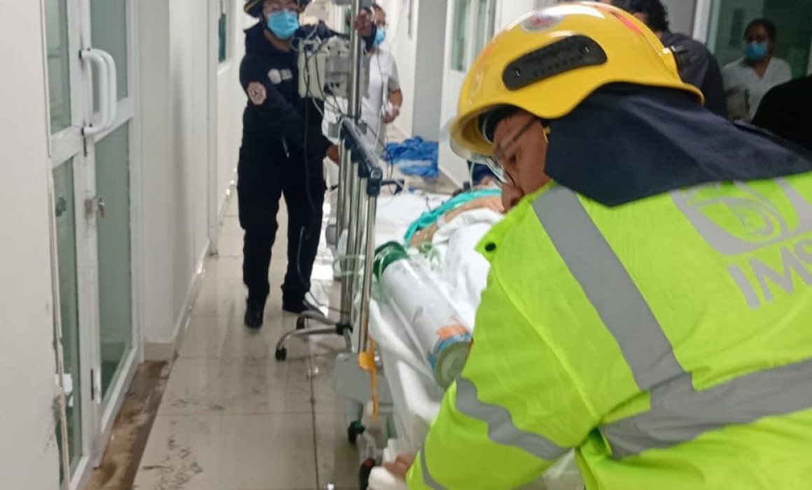 Lluvias en La Paz causan inundaciones en clínica del IMSS y movilizan a cuerpos de emergencia
