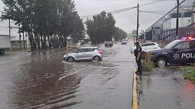 Lluvias en Toluca causan encharcamientos, vehículos varados y alarmas en ríos; continuarán monitoreos