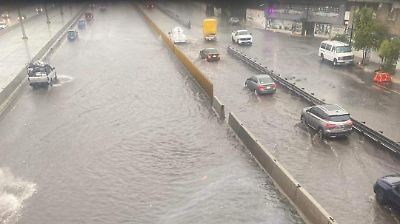 Lluvias intensas provocan encharcamientos y caos vial en la zona oriente del Valle de México