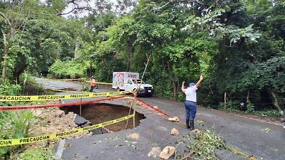 Lluvias persistentes en Oaxaca por la tormenta tropical Raymond, generan alertas y cierres viales
