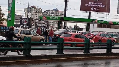 Lluvias provocan varios accidentes en Toluca, incluyendo volcaduras y choques