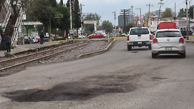 Lluvias reactivan peligrosos baches en puente de Alfredo del Mazo en Toluca