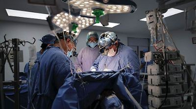 Lo que el seguro del IMSS no cubre: cirugías estéticas, lentes de contacto y otros servicios