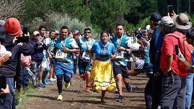Lorena Ramírez inspira en la Primera Carrera del Día Internacional de la Mujer Indígena en San Pedro Atlapulco