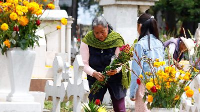 Los panteones otomíes en Toluca vibran con tradición y color antes del Día de Muertos