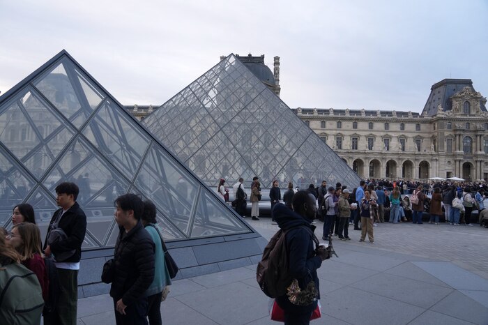 Louvre retorna a la apertura tras robo de joyas imperiales; Sala Apolo sigue cerrada y bajo vigilancia estricta