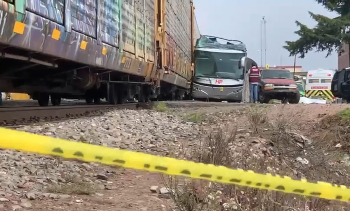 Luto en el Estado de México por el fatal choque entre tren y autobús en Atlacomulco