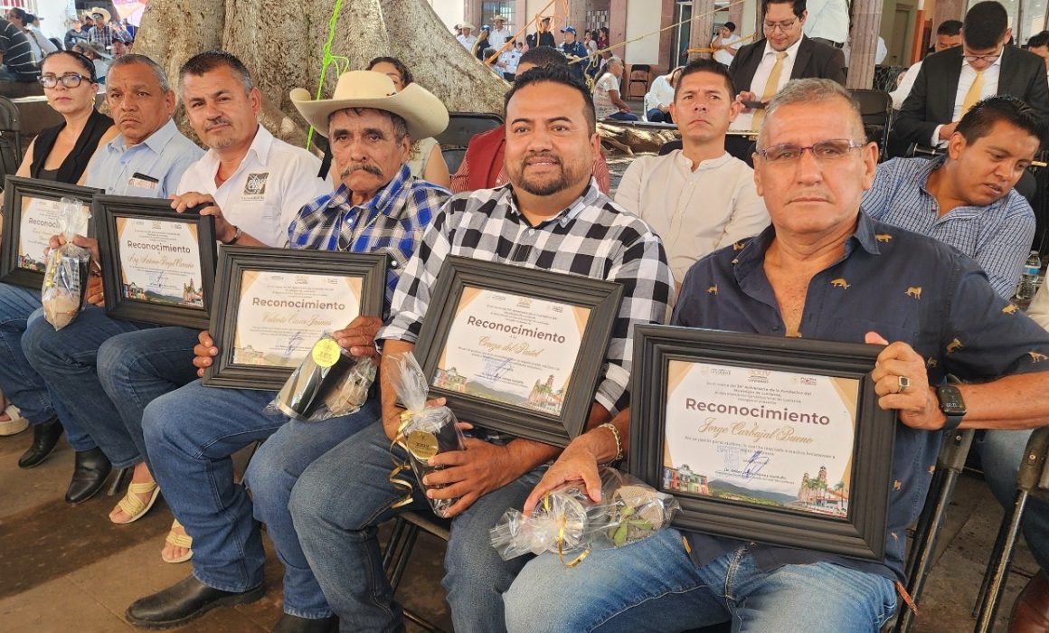 Luvianos celebra 24 años de historia y desarrollo con reconocimiento a sus habitantes