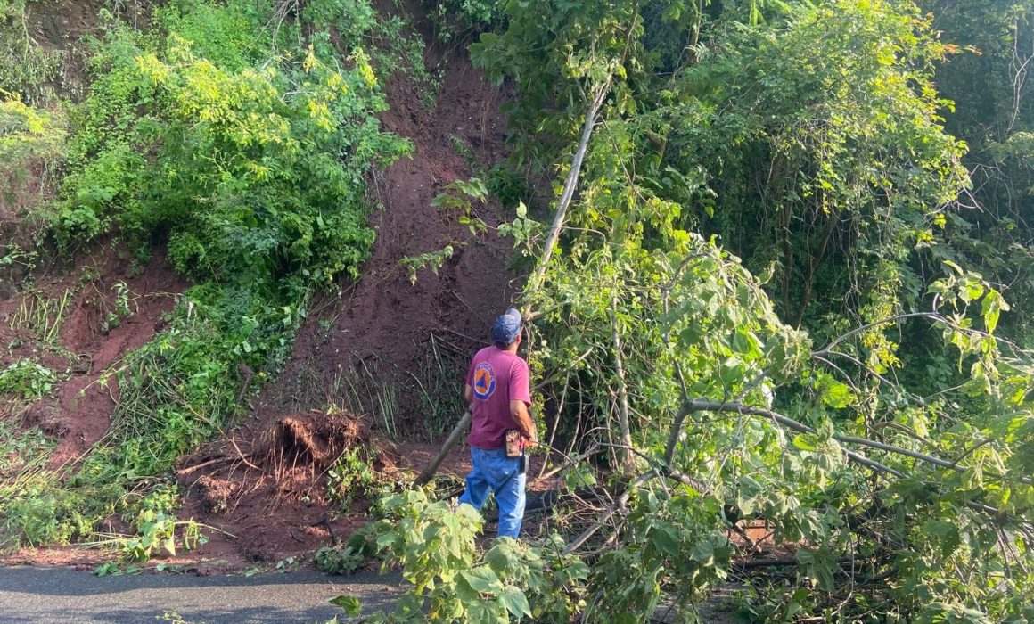 Luvianos refuerza esfuerzos tras derrumbe en carretera Nanchititla–Luvianos por intensas lluvias