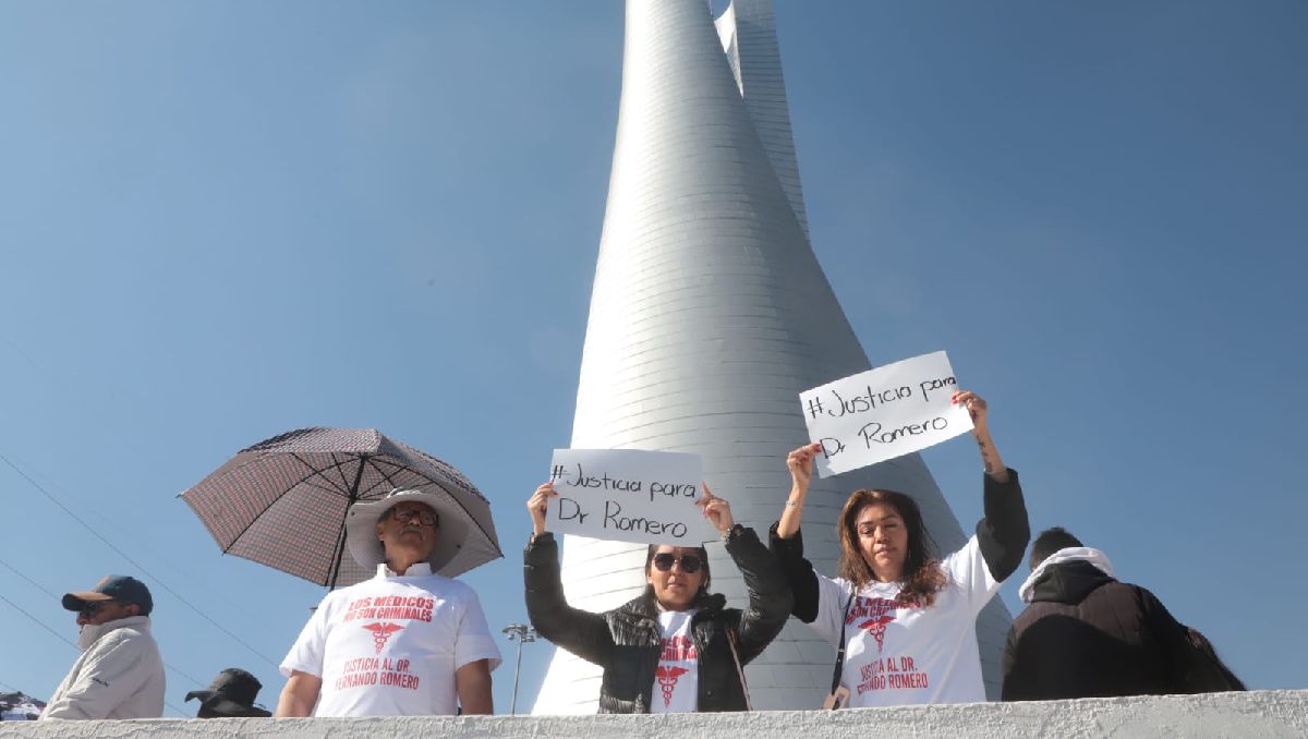 Médicos en Toluca protestan por justicia para cirujano acusado de homicidio ocurrido en 2013