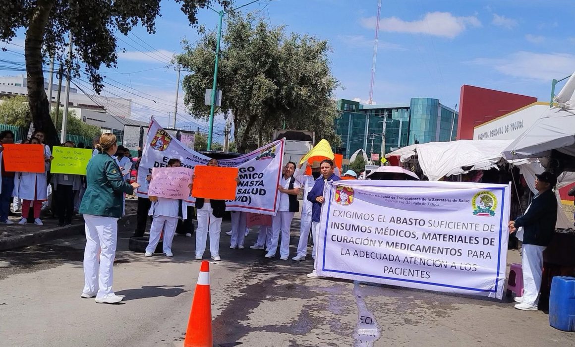 Médicos y enfermeras del Hospital Adolfo López Mateos en Toluca bloquean avenidas por desabasto y pagos atrasados