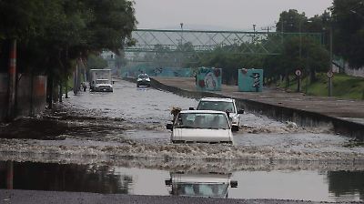 México enfrenta extremos climáticos: fuertes lluvias, temperaturas de hasta 45°C y oleaje elevado
