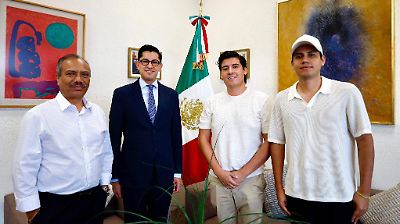 México recibe a hermanos detenidos en centro de inmigrantes en Florida y refuerza asistencia consular