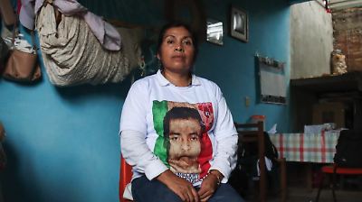 Madre de normalista de Ayotzinapa asegura que la lucha continuará pese a salida de Vidulfo Rosales