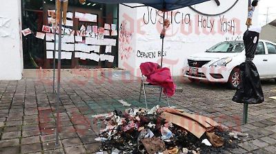 Madres de víctimas ingresan a la CEAVEM en Metepec para exigir el desalojo de colectivo que ocupaba el edificio desde julio