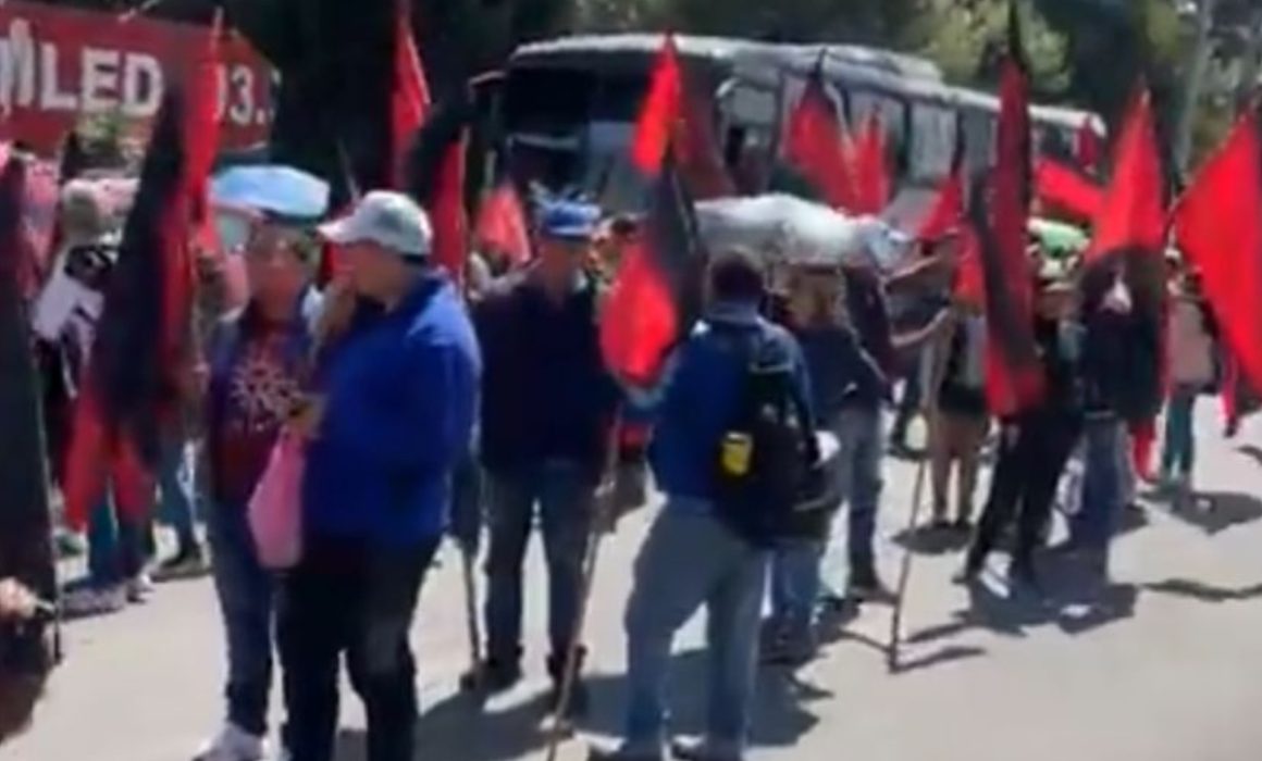 Maestros bloquean Paseo Tollocan en Toluca para exigir pagos y atención