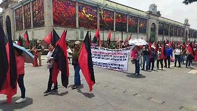 Maestros de Chalco protestan en Toluca por reconocimiento laboral