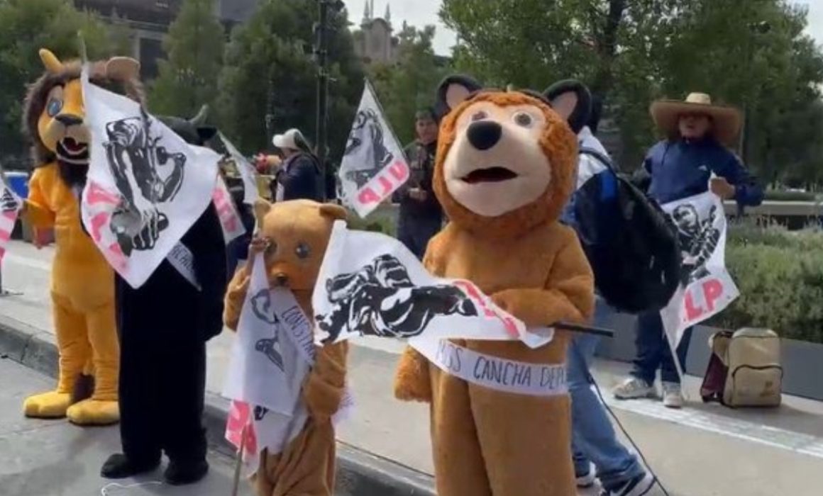 Maestros de la ULP protestan frente a Palacio de Gobierno por reconstrucción escolar
