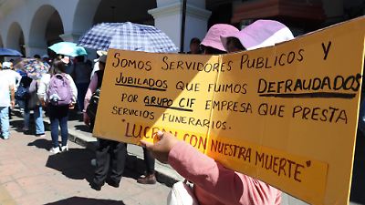 Maestros y servidores públicos en Toluca denuncian fraude funerario que afecta a más de dos décadas