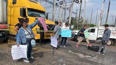 Manifestantes bloquean avenida Mexiquense en Tultitlán por abandon El estado de las calles