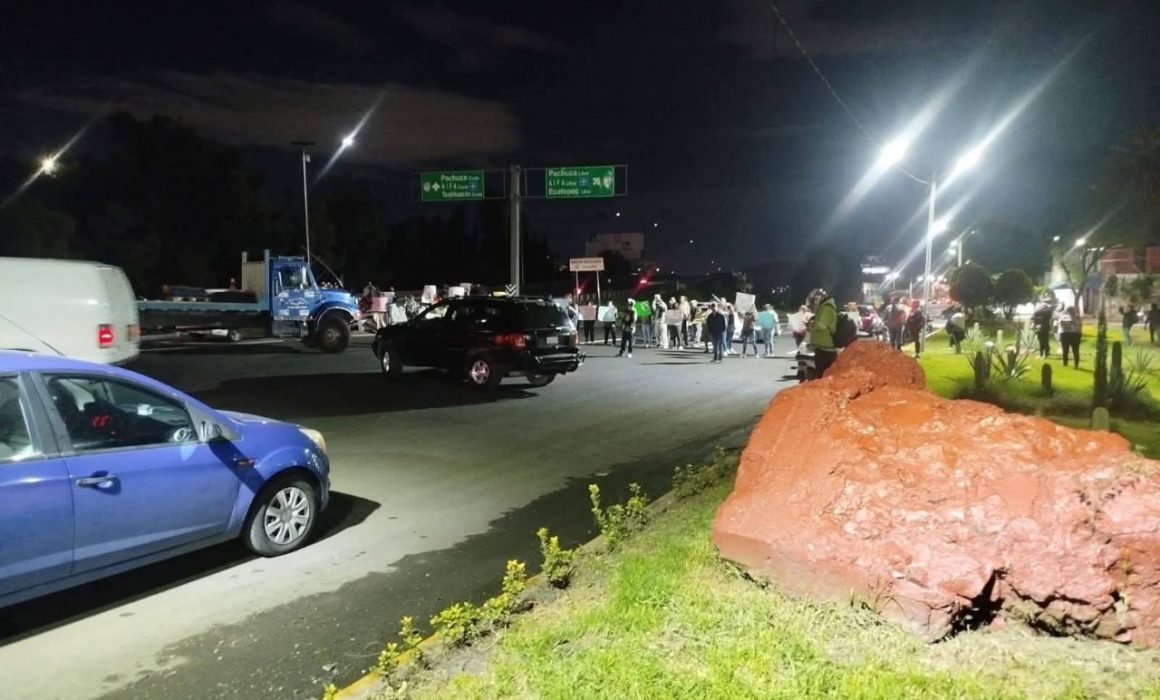 Manifestantes bloquean la México-Pachuca para exigir libertad de sospechosos de homicidio policial
