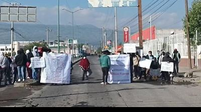 Manifestantes bloquean la carretera Chalco-Mixquic para denunciar corrupción en penales del Valle de México