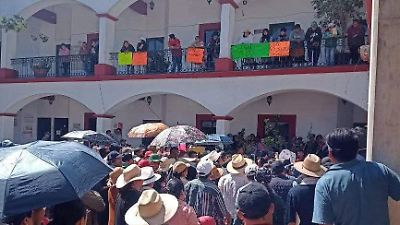 Manifestantes en Xonacatlán exigen destitución del presidente municipal por conflictos con comerciantes ambulantes