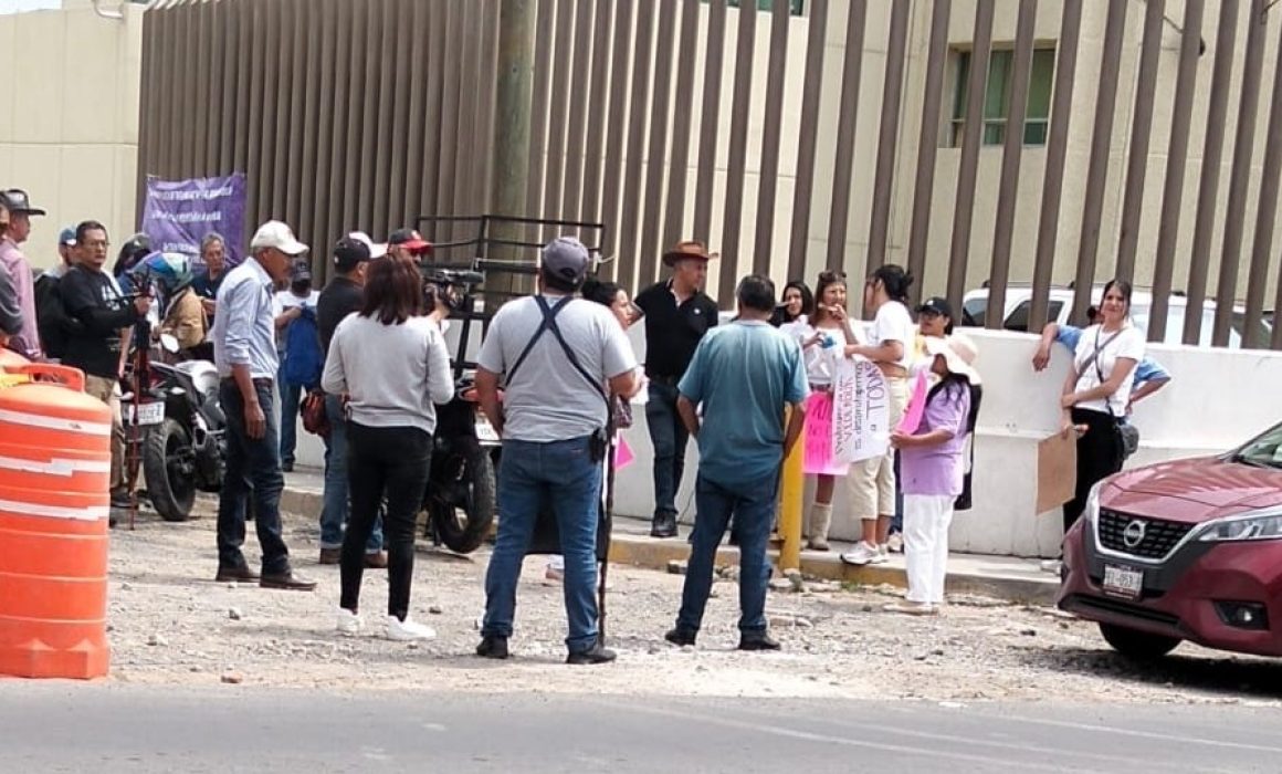 Manifestantes exigen destitución y prisión preventiva para rector de la UACh por presunta agresión sexual