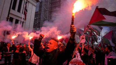 Manifestantes pro Palestina protestan en Oslo antes del partido Noruega-Israel de clasificación al Mundial 2026